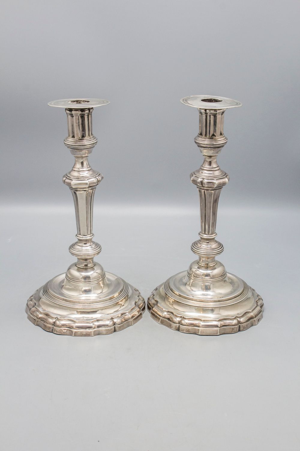 Paar Louis XV Kerzenleuchter / A pair of Louis XV silver candlesticks / Paire de&hellip;