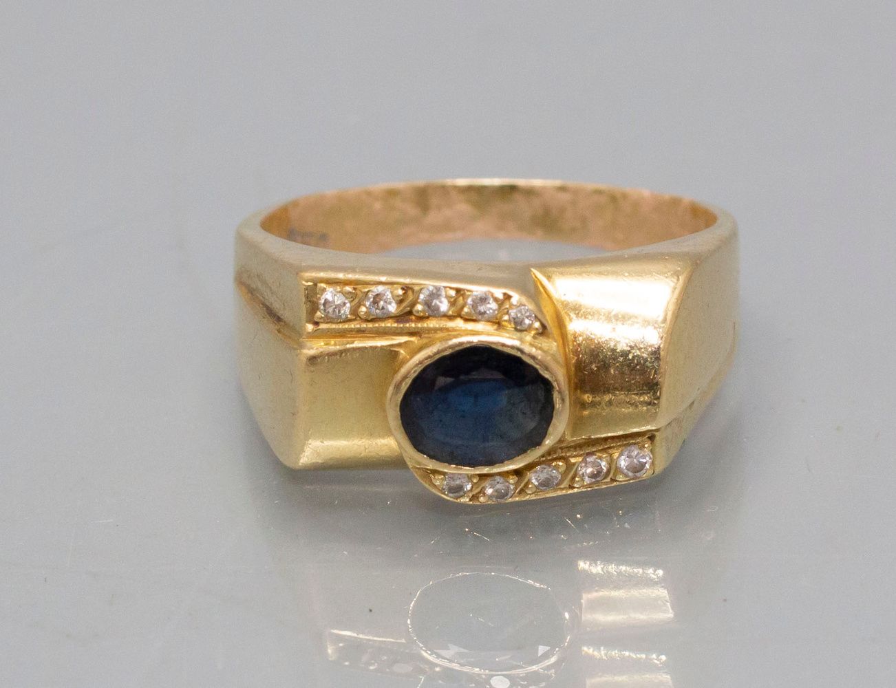 Damenring mit Saphir und Diamanten / A ladies 18 ct gold ring with a sapphire an&hellip;