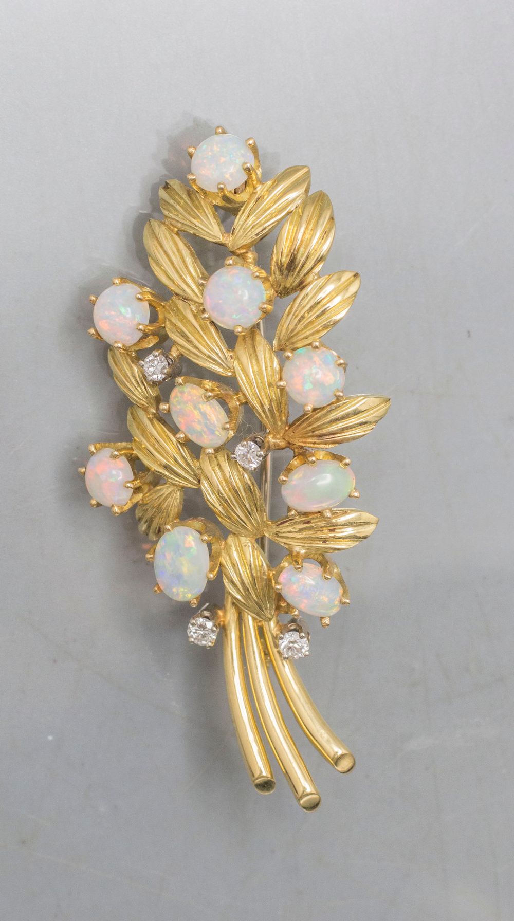 Goldbrosche mit Opalen und Diamanten / An 18 ct gold brooch with opal and diamon&hellip;