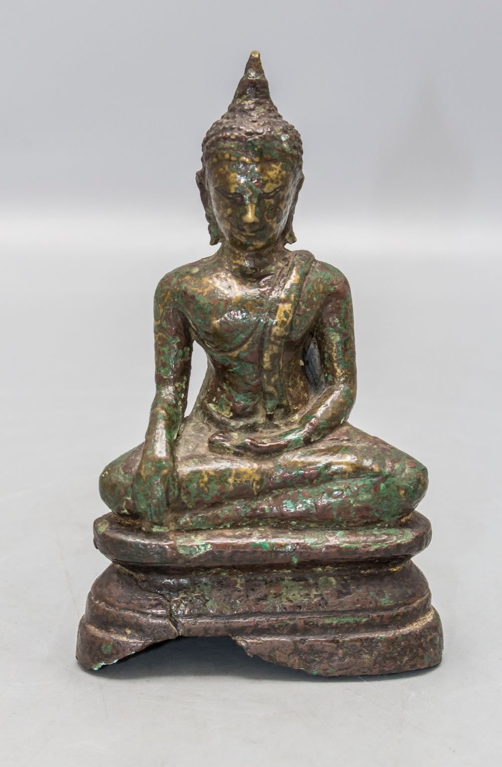 Buddha, Thailand 15./16. Jh. Matériau : bronze, avec une belle patine croûte ver&hellip;