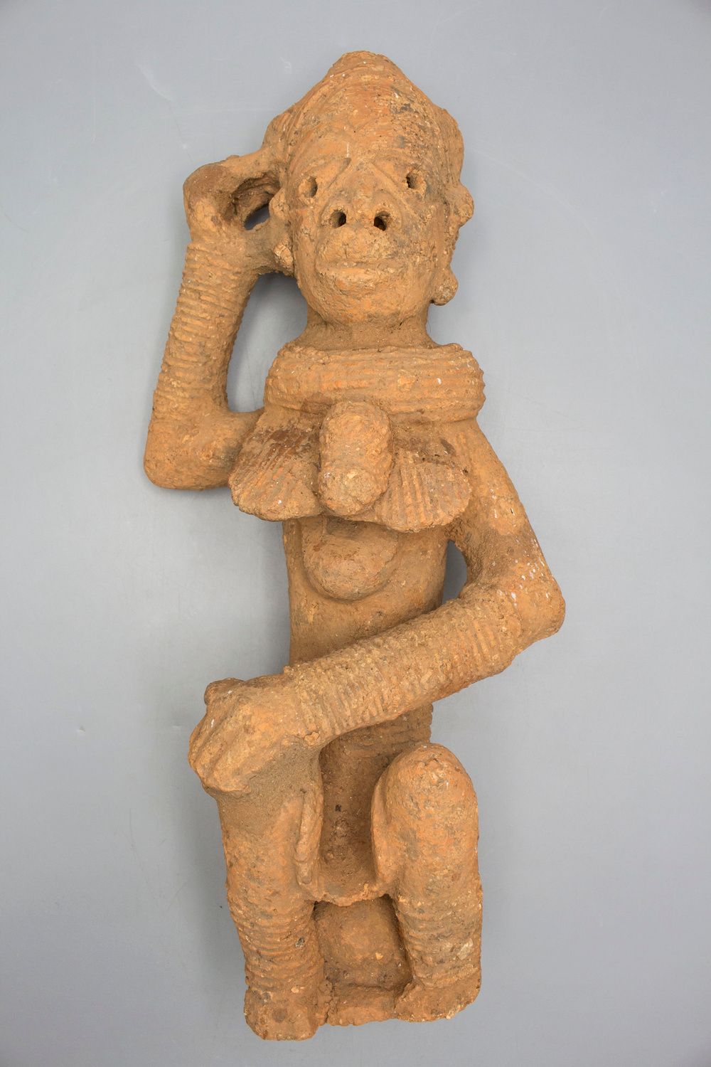 Ahnenfigur / An ancestor figure, wohl Nok, Nigeria Matériau : terre cuite, cuite&hellip;
