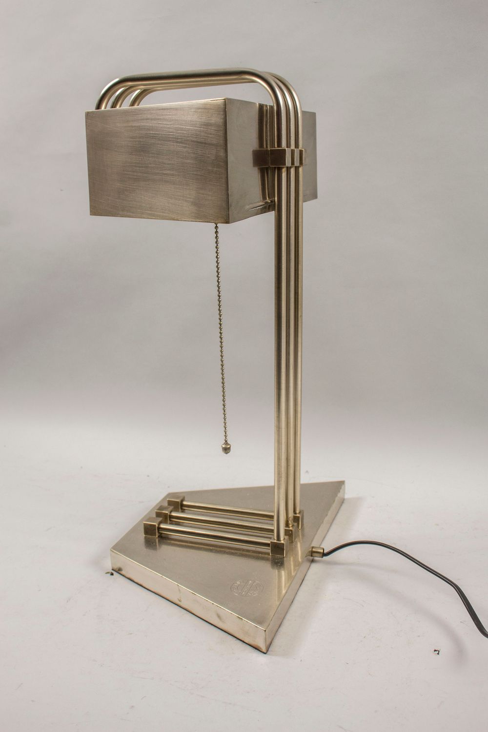 Bauhaus-Design Tischlampe / A Bauhaus design desk lamp, Entwurf um 1925 Material&hellip;