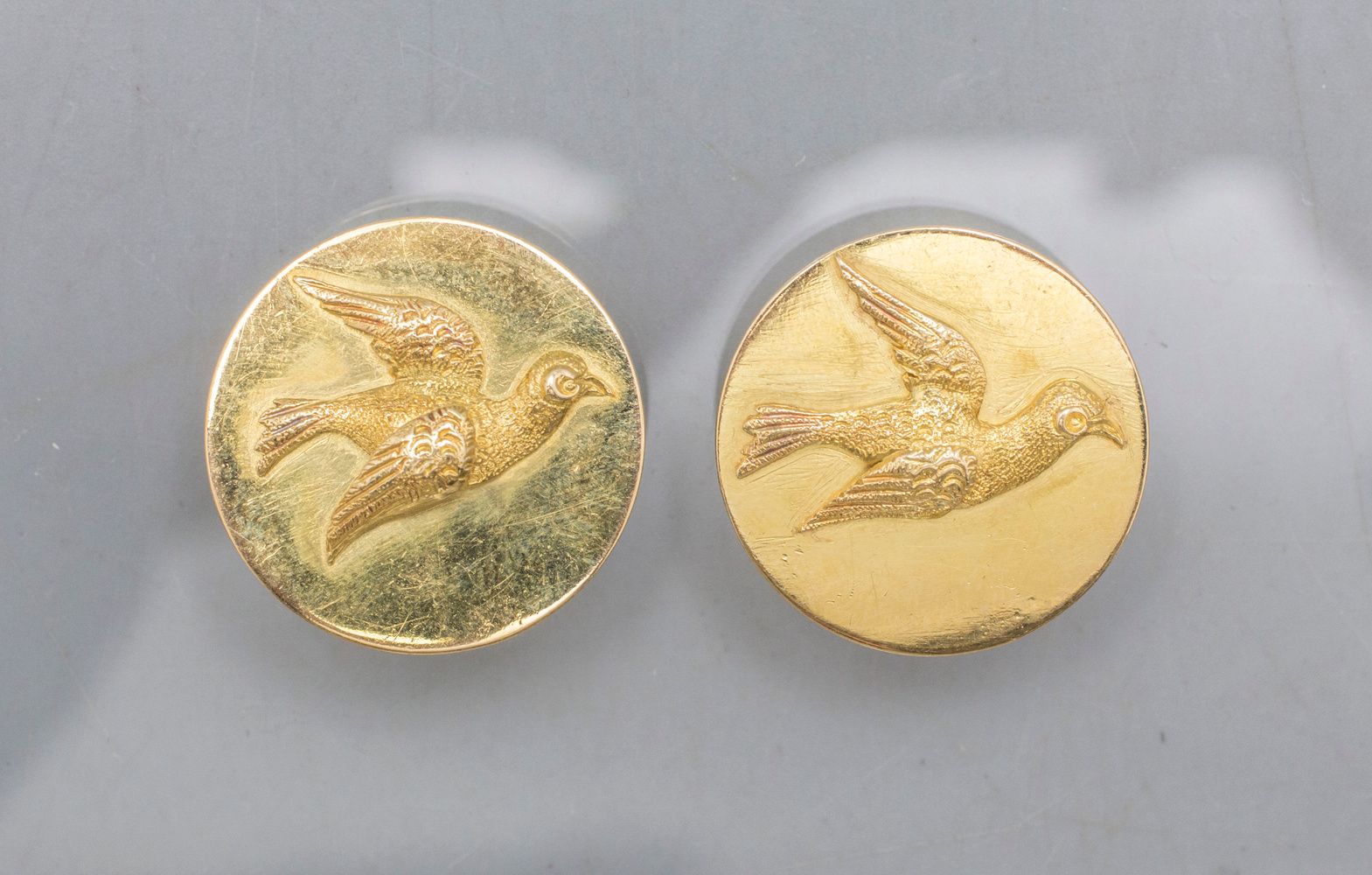 Paar Manschettenknöpfe / A pair of 18 ct gold cufflinks Matériau : Or 750/000 18&hellip;