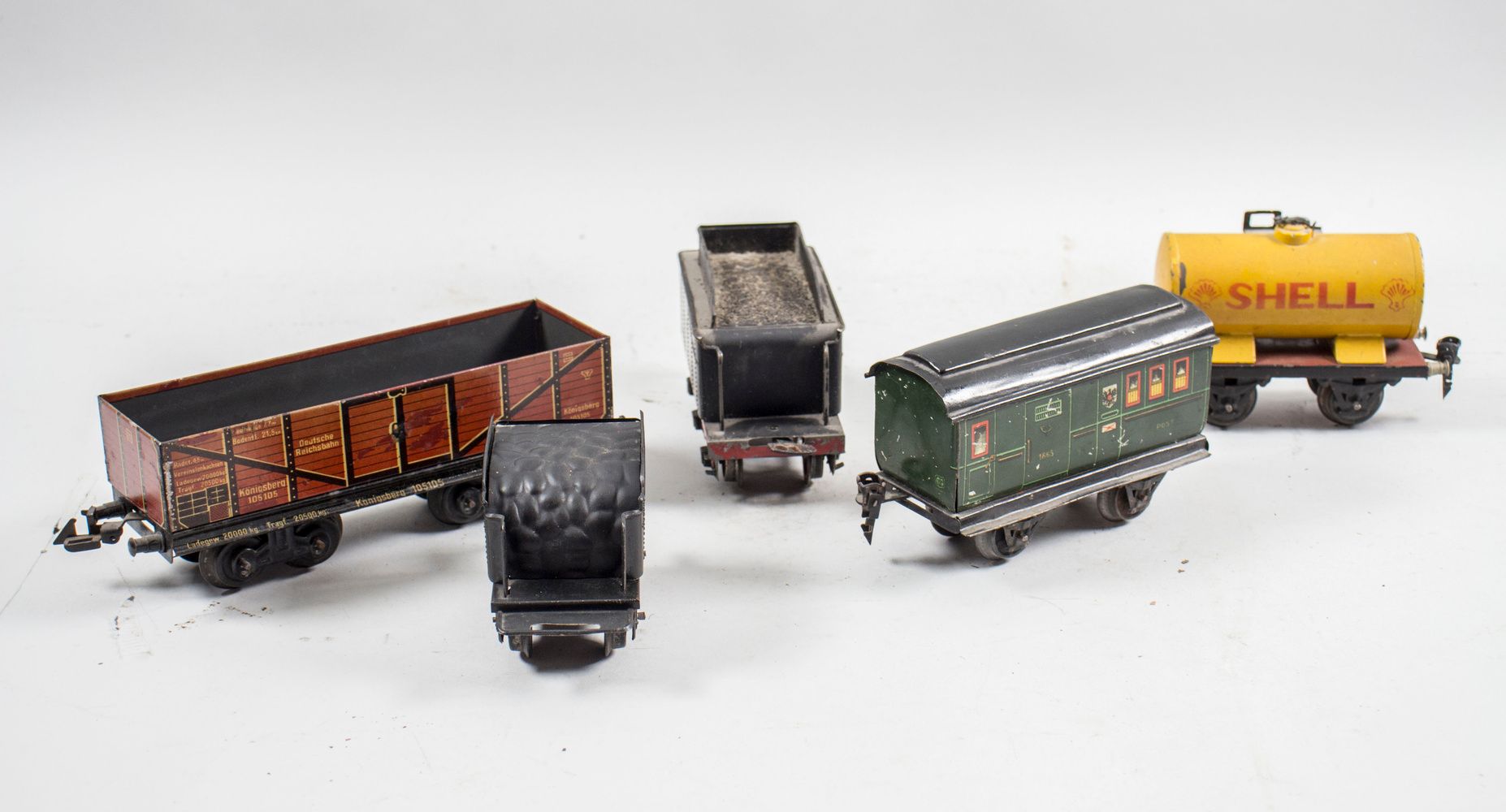 Konvolut Modell Eisenbahn 'Spur 0' 5 Wägen / Waggons u.A. 'Märklin', 20. Jh. Cof&hellip;