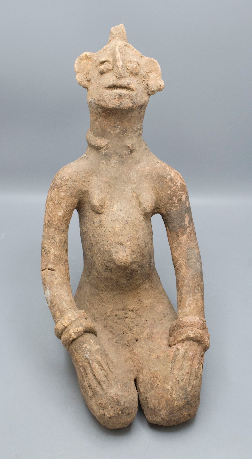 Knieende Terracotta Skulptur vom Stamm der Bankoni, Mali, wohl 19. Jh. Matériau &hellip;