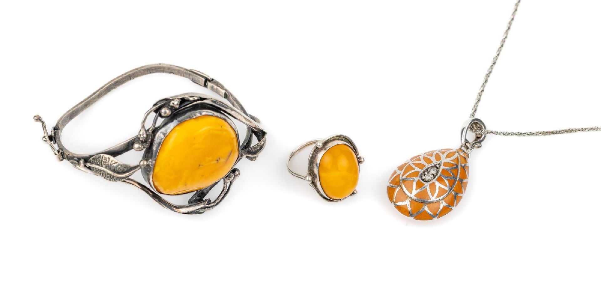 Null Lotto misto di 3 pezzi di gioielleria in ambra, argento, con timbro, compos&hellip;