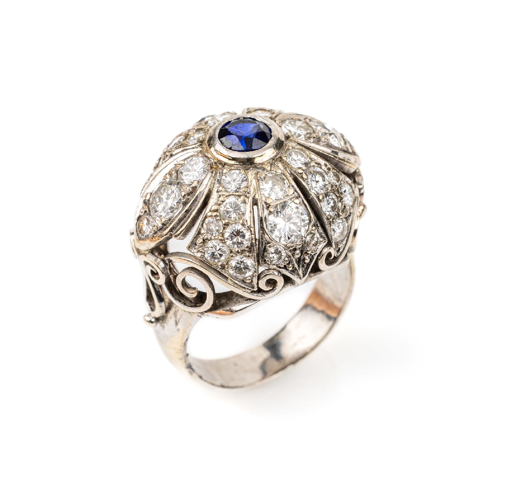 Null 14 kt gold diamond-sapphire-ring , WG 585/000, 1950s, 1 round bevelled sapp&hellip;