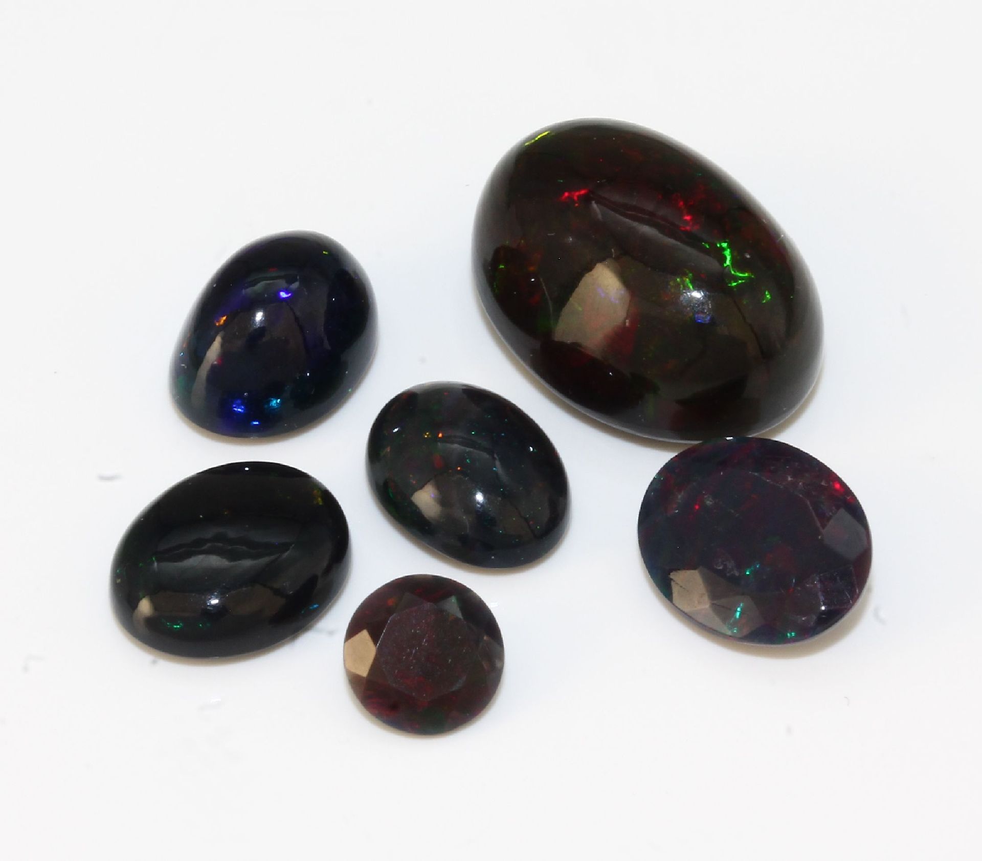 Null Lot 6 loose opals , approx. 32.1 ct, oval cabochons, oval- and round bevell&hellip;