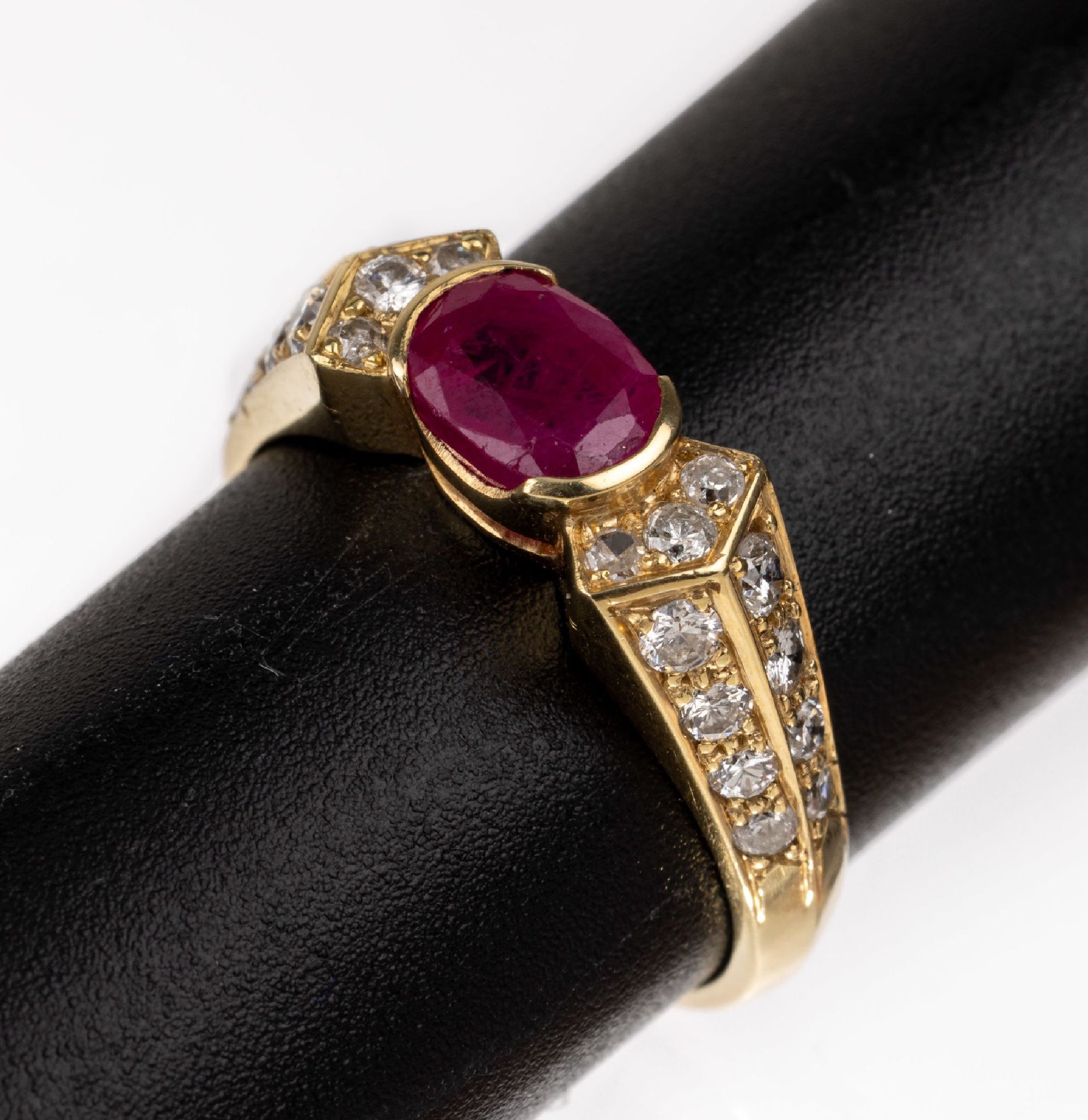 Null 14 kt gold ruby-brilliant-ring , YG 585/000,oval bevelled ruby approx. 0.50&hellip;