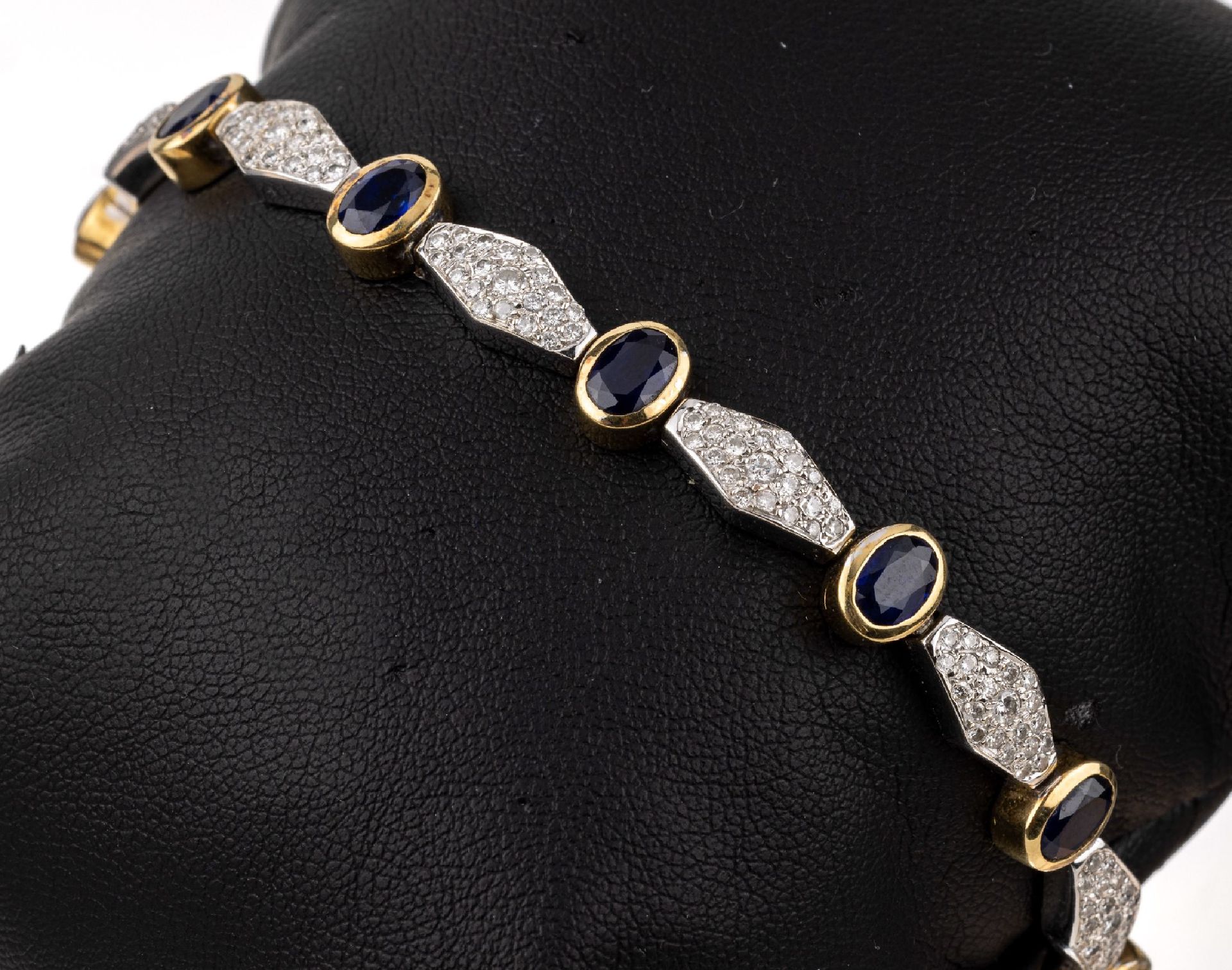 Null 18 kt gold brilliant-sapphire-bracelet , YG/WG 750/000, WG-links with 231 b&hellip;