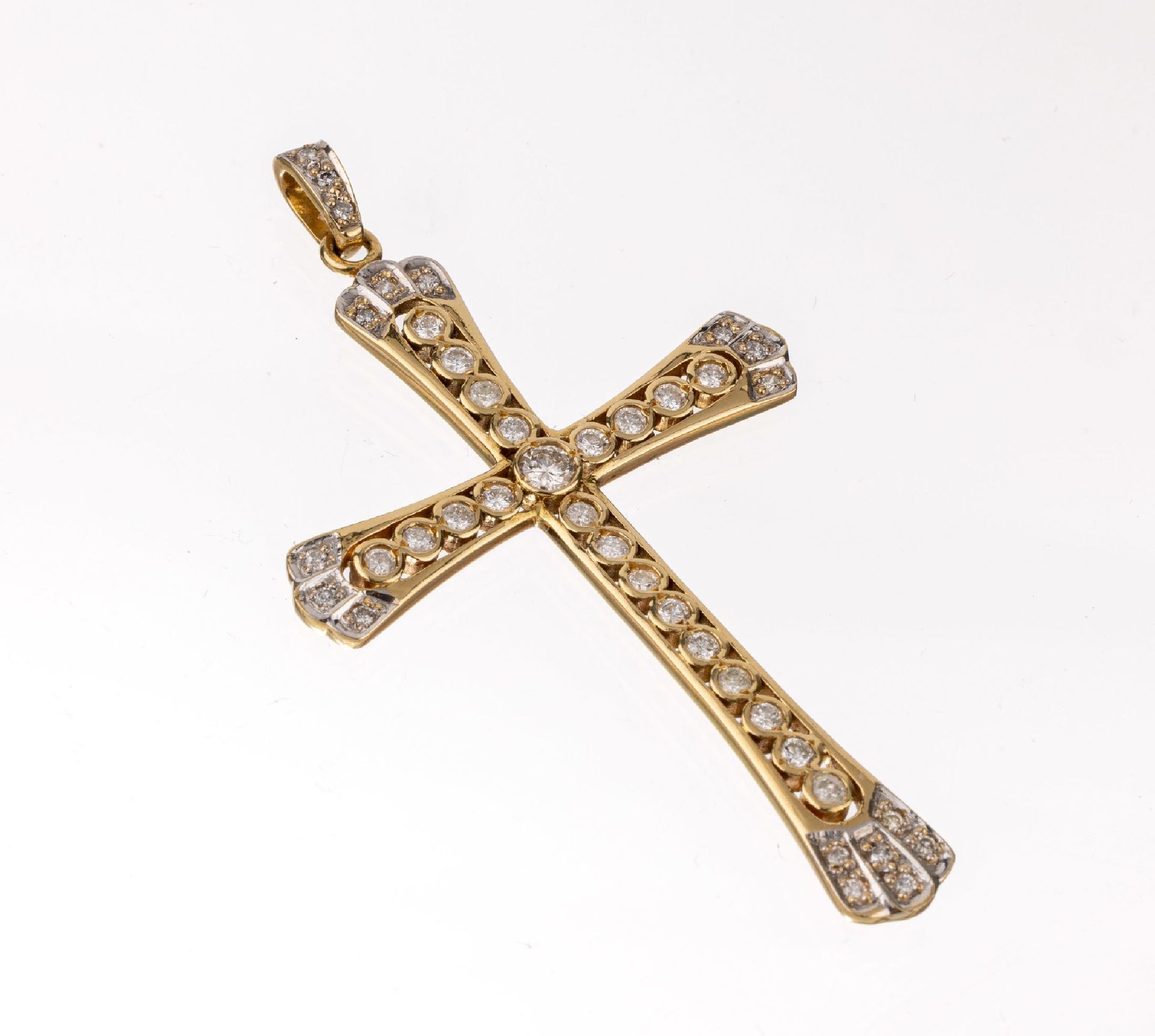 Null Pendente a croce in oro 18 kt, GG 750/000, diamanti per un totale di circa &hellip;