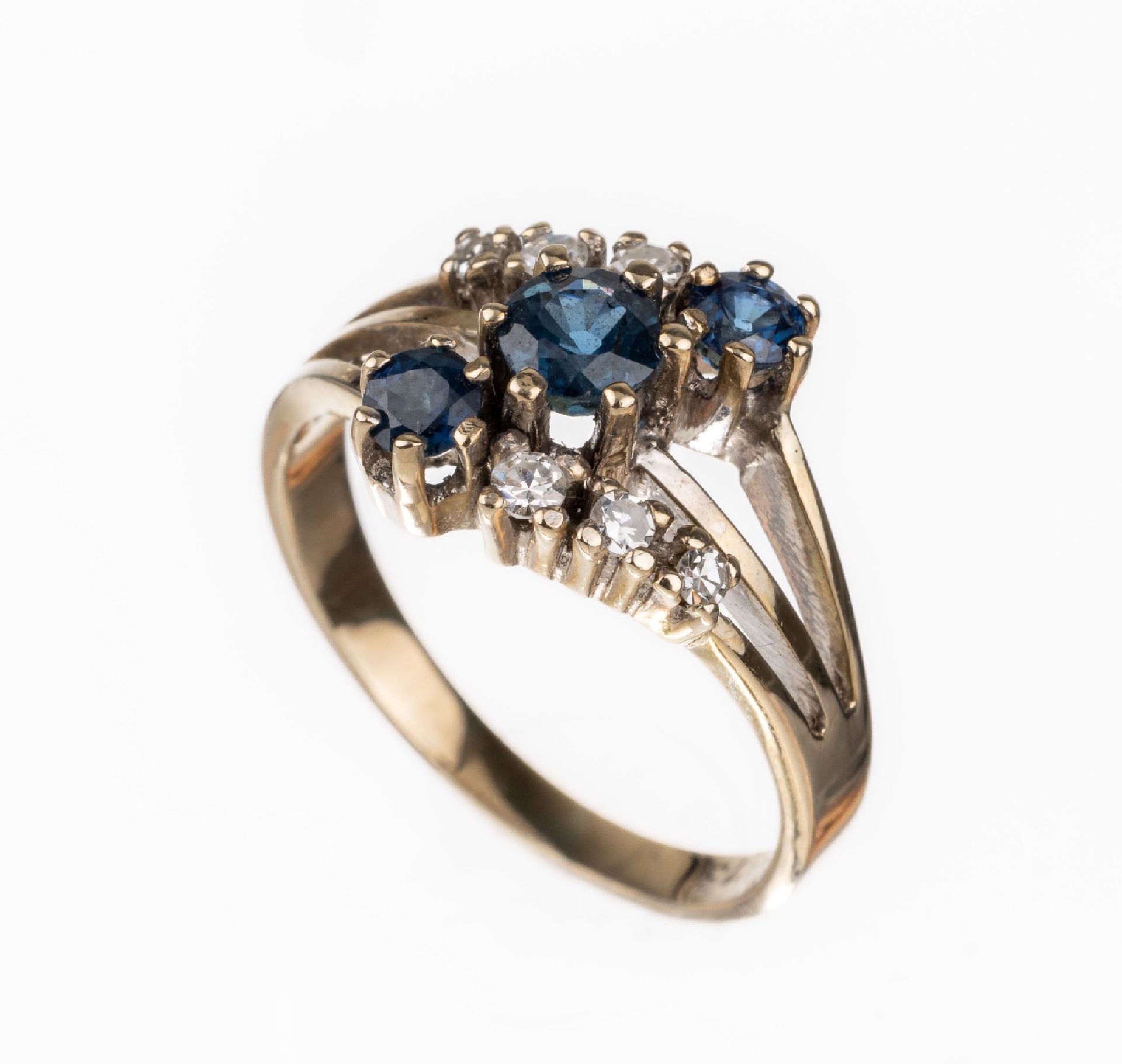 Null 14K金蓝宝石-钻石戒指，WG 585/000，3颗圆形琢面蓝宝石共计约0.30克拉。蓝宝石总重约 0.30 克拉，6 8/8 直径蓝宝石总重约 0.&hellip;