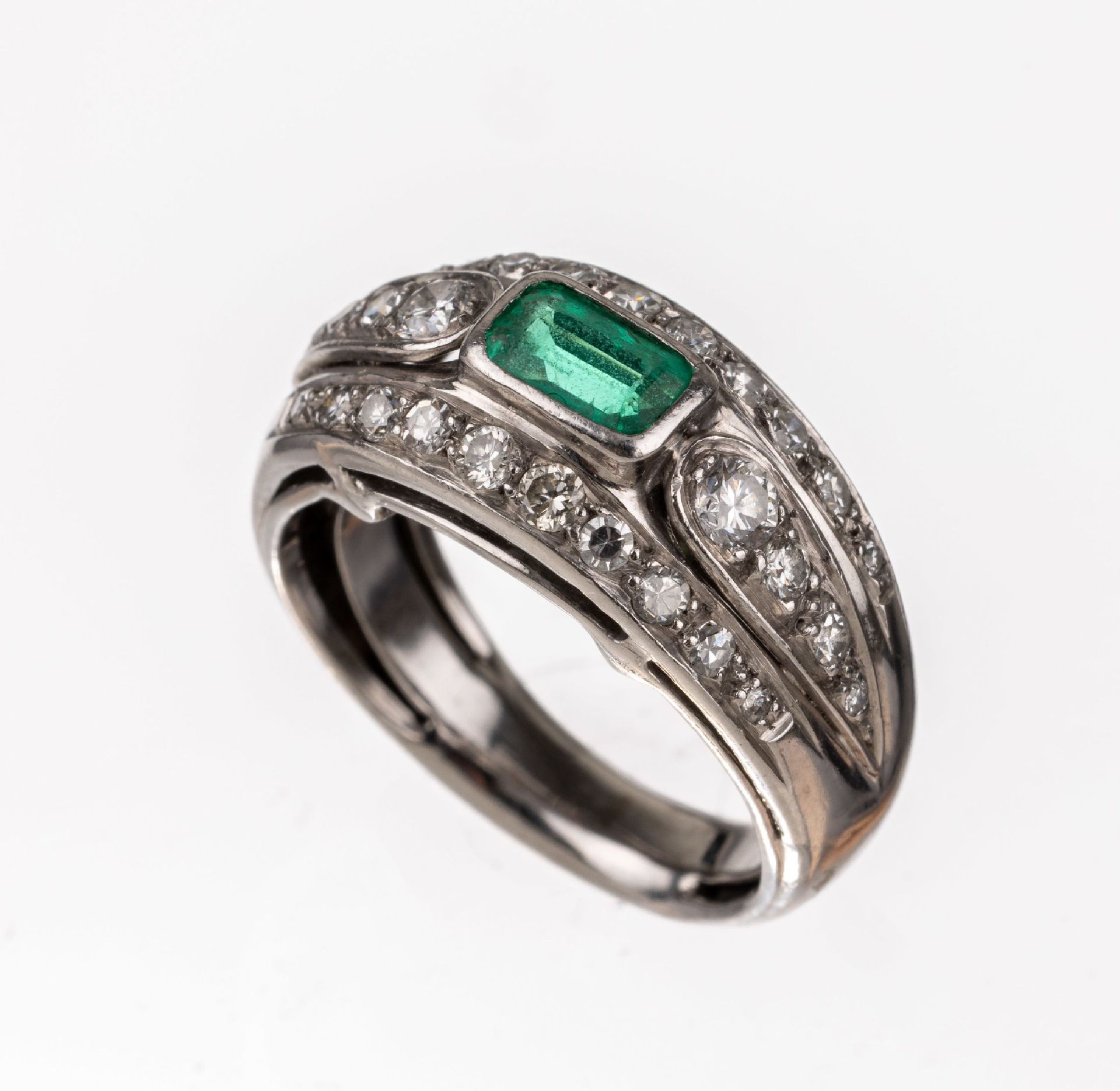 Null 18K 金祖母绿-钻石戒指，WG 750/000，中心祖母绿阶梯式切割，约 0.50 克拉，28 颗明亮式切割钻石和 8/8 颗切割钻石共计约 0.8&hellip;