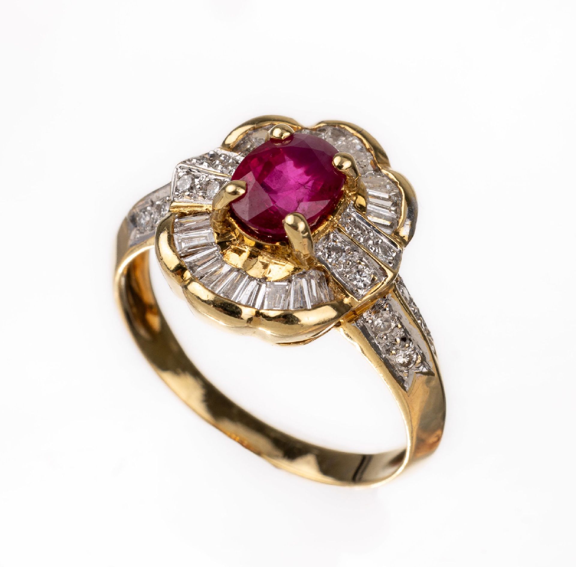 Null 18 kt gold ruby-diamond-ring , YG 750/000, centered embossed setted oval be&hellip;