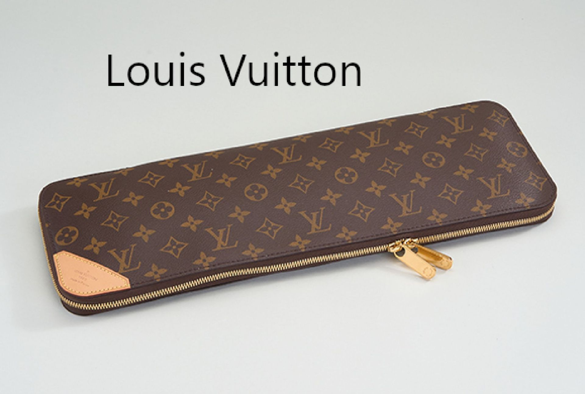 Null Custodia Louis Vuitton, monogramma in tela, montature in metallo dorato, pr&hellip;