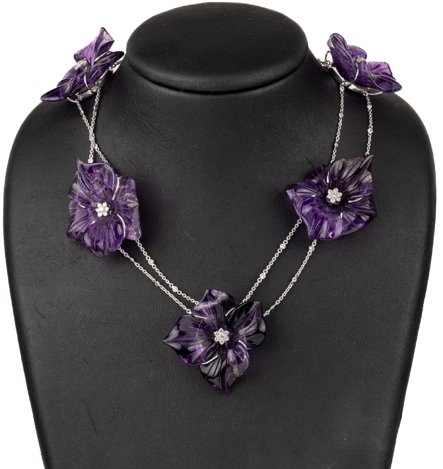 Null 一条独一无二的18K金钻石紫晶项链，WG 750/000，6朵紫晶花经过切割、抛光、打磨和雕刻，（其中1朵花朵已损坏），花朵上印有42颗明亮式切割钻石&hellip;