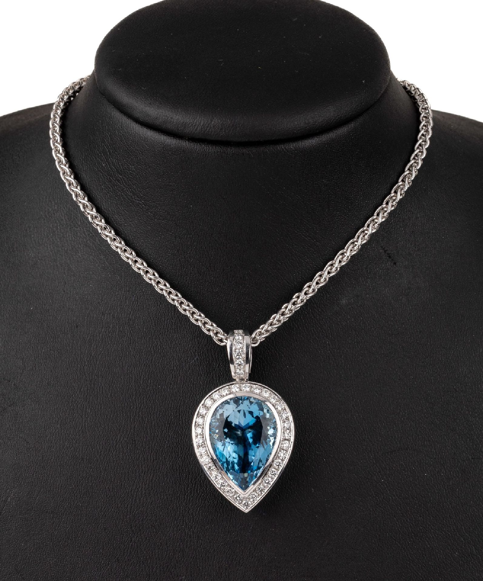 Null 18K 金海蓝宝石钻石吊坠，WG 750/000，面。海蓝宝石坠，约 22.00 ct，37 颗明亮式切割钻石，共约 1.85 ct，上等白/白/vs&hellip;