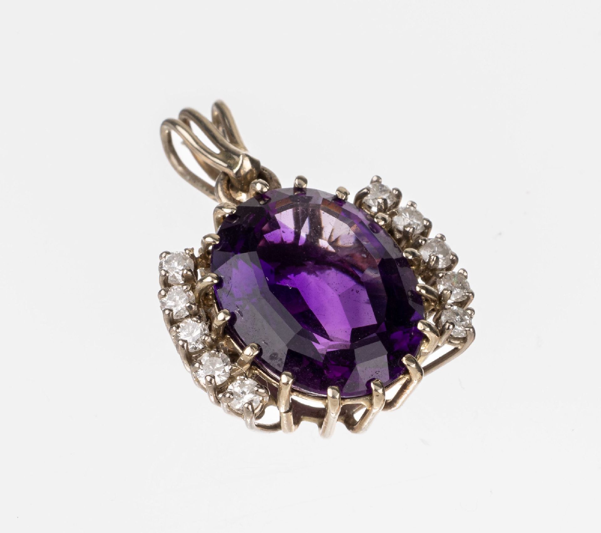 Null 14 k 金紫水晶-明亮式切割钻石吊坠，WG 585/000，椭圆形琢面。紫水晶约 3.0 克拉，10 颗明亮式切割钻石共计约 0.30 克拉（白色/&hellip;
