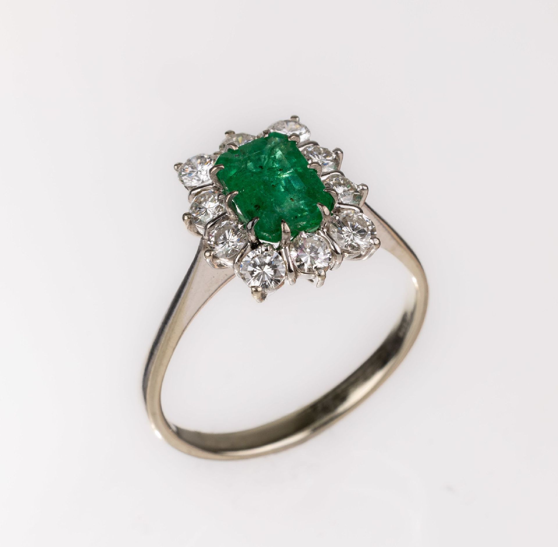 Null 18K 金祖母绿和明亮式切割钻石戒指，WG 750/000，中心祖母绿阶梯式切割，约 0.70 克拉，10 颗明亮式切割钻石共计约 1.0 克拉，白钻&hellip;