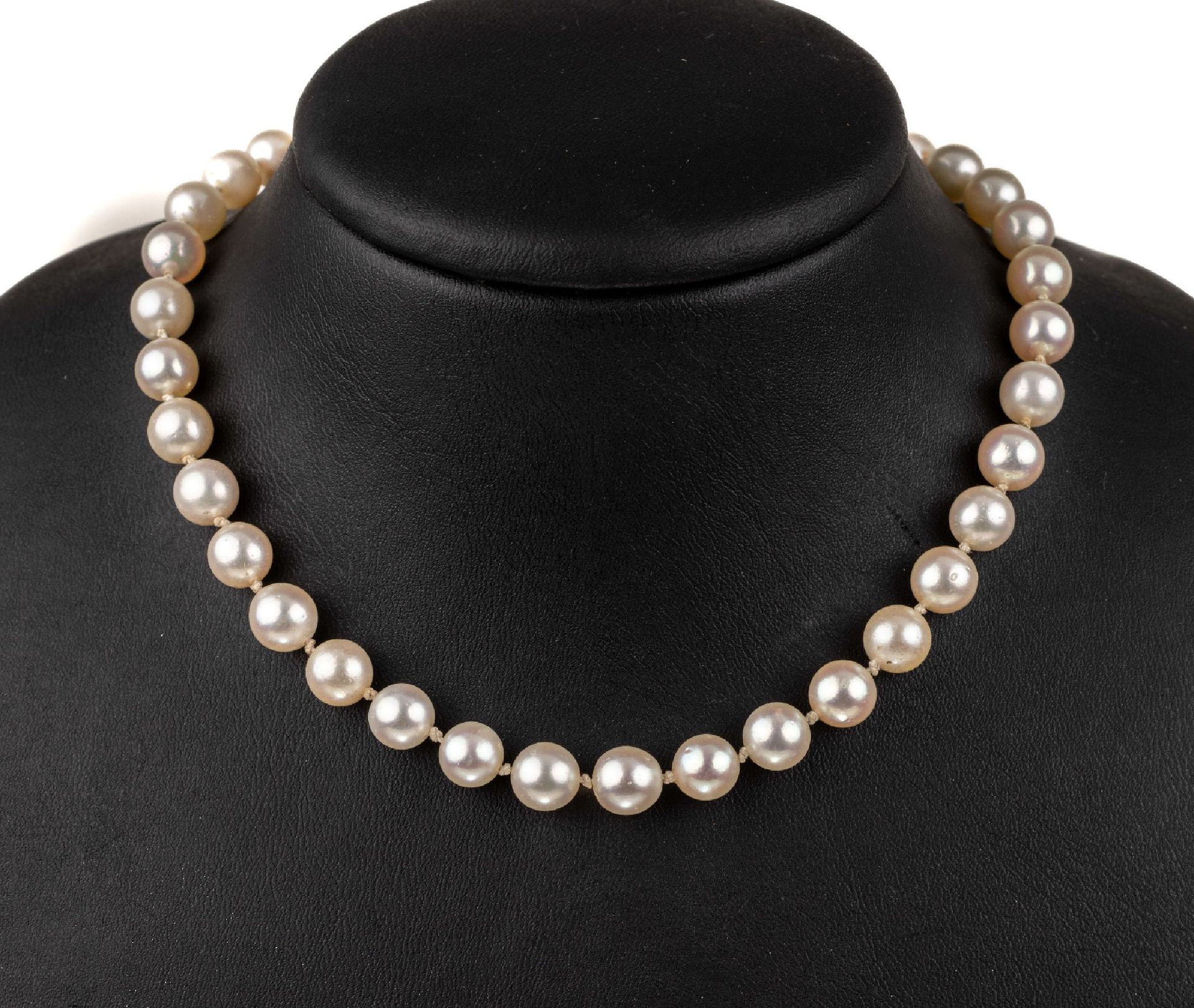 Null 养殖珍珠项链，带 14 ct 金扣，WG 585/000，93 颗 Akoya 养殖珍珠，直径约 7.5 毫米，长约 88 厘米，球形扣