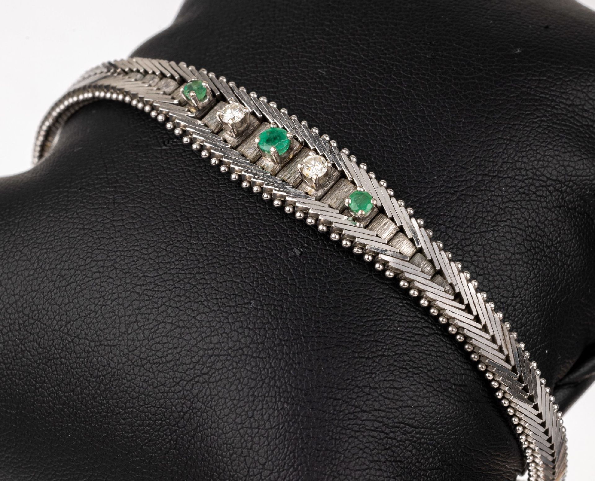 Null 14 kt gold emerald-brilliant-bracelet , WG 585/000, 3 round bevelled emeral&hellip;