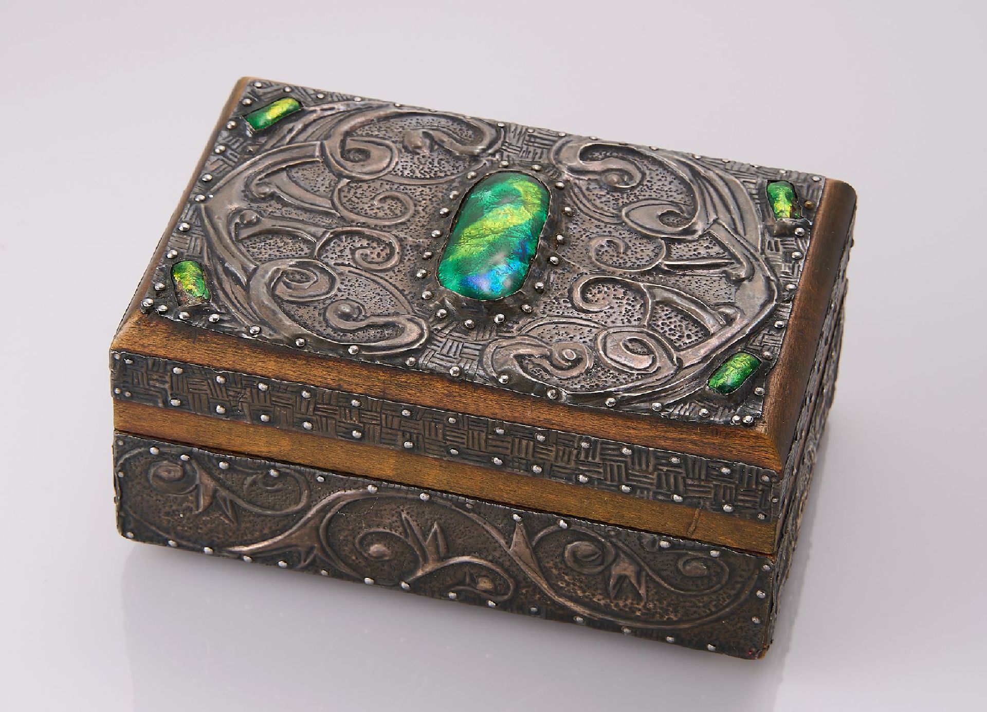Null Boîte à bijoux vers 1900, corps en bois, parois et couvercle décorés de pla&hellip;