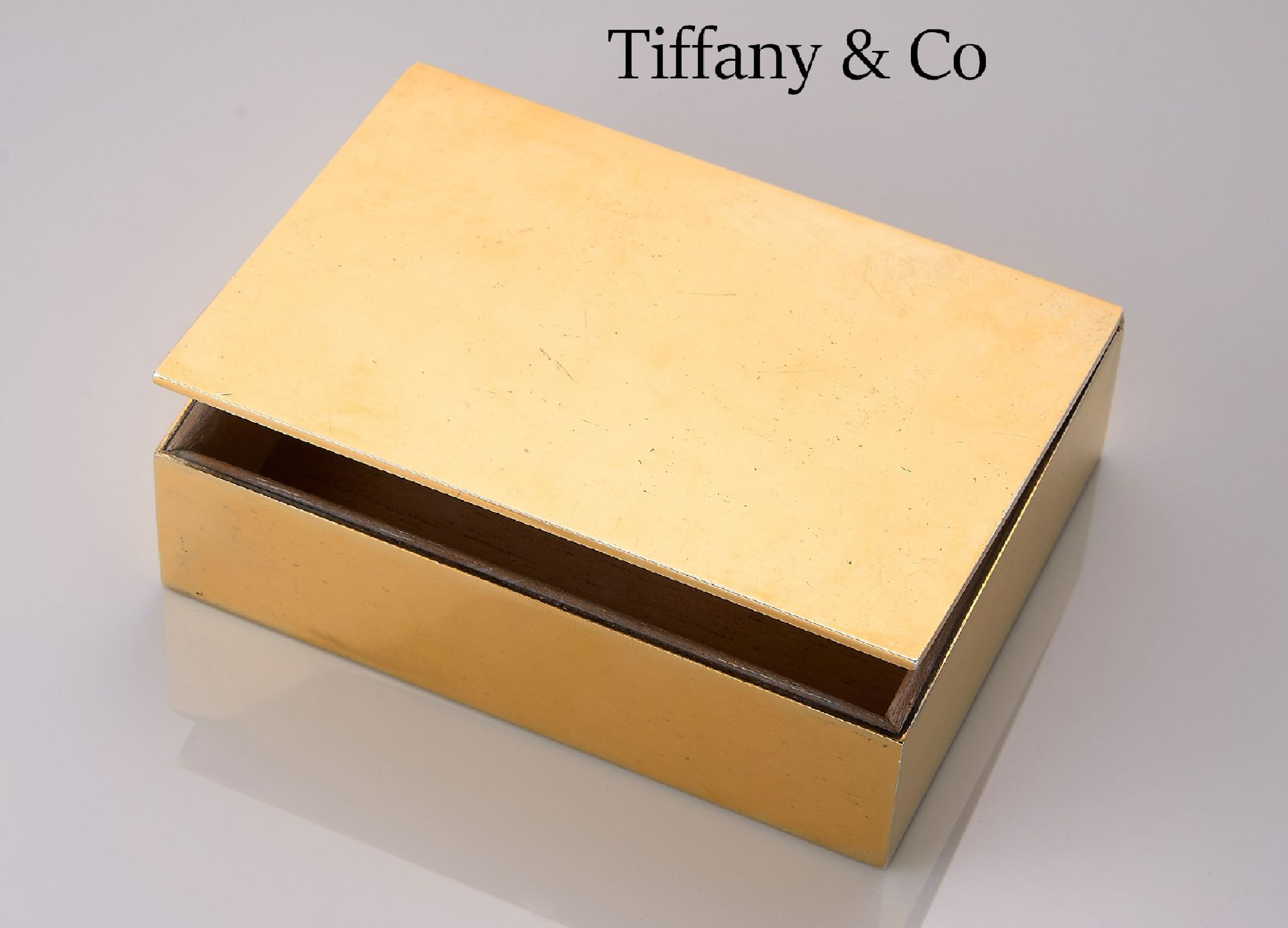 Null TIFFANY&Co. Boîte à couvercle, argent sterling doré, intérieur en bois, sig&hellip;