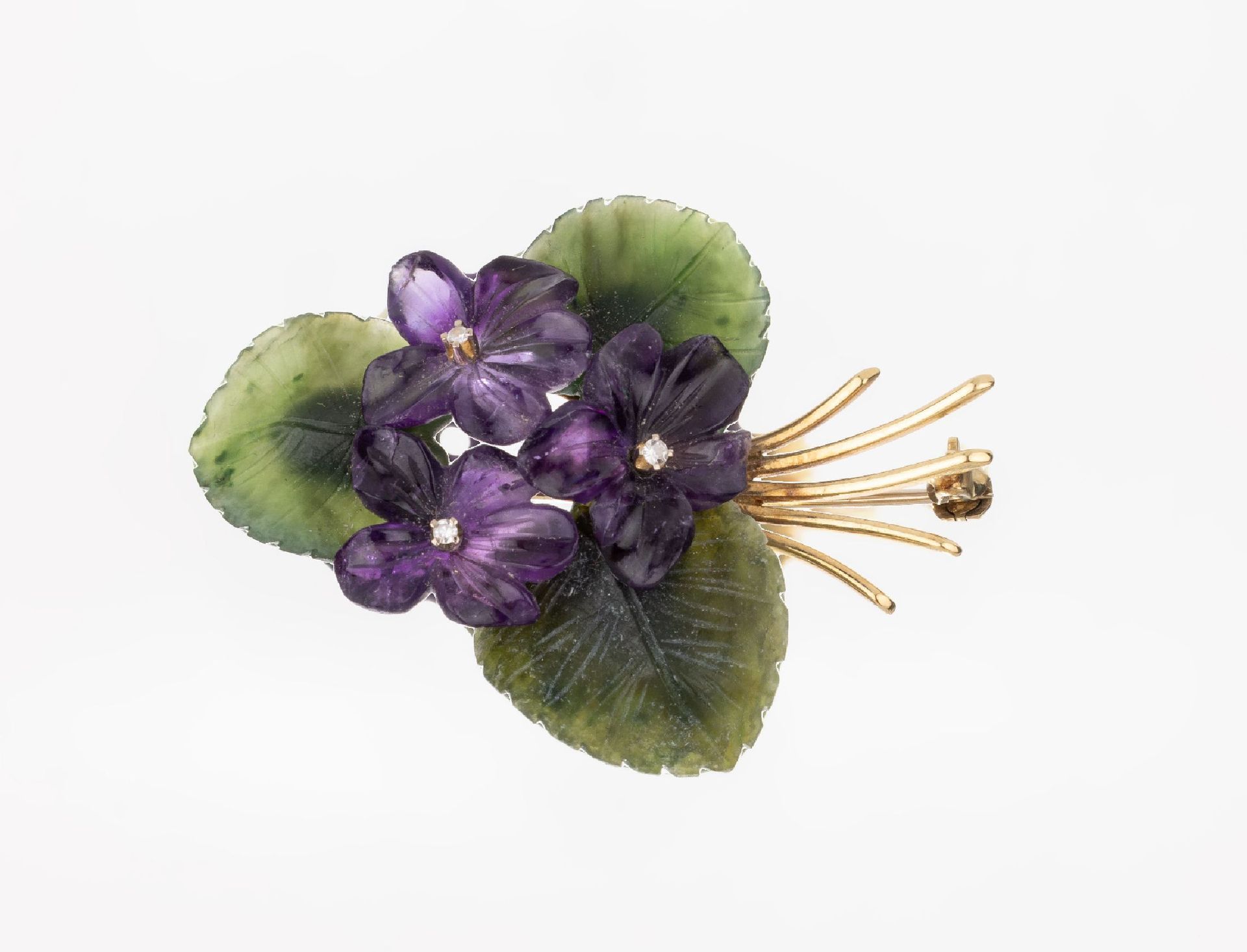 Null Broche violette en or 14 cts, GG 585/000, feuilles en néphrite, fleurs tail&hellip;