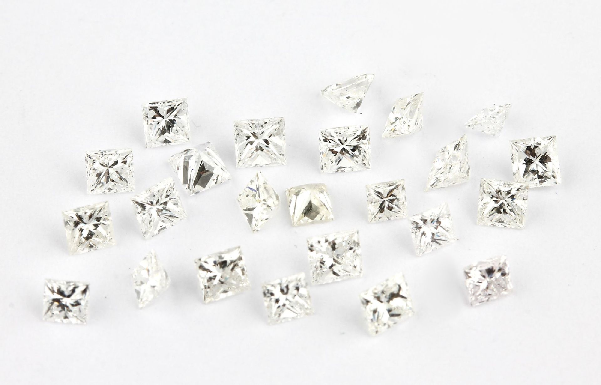 Null Lot 24 lose Diamanten im Princesscut, ca. 3.91 ct feines Weiß-Weiß und l. G&hellip;
