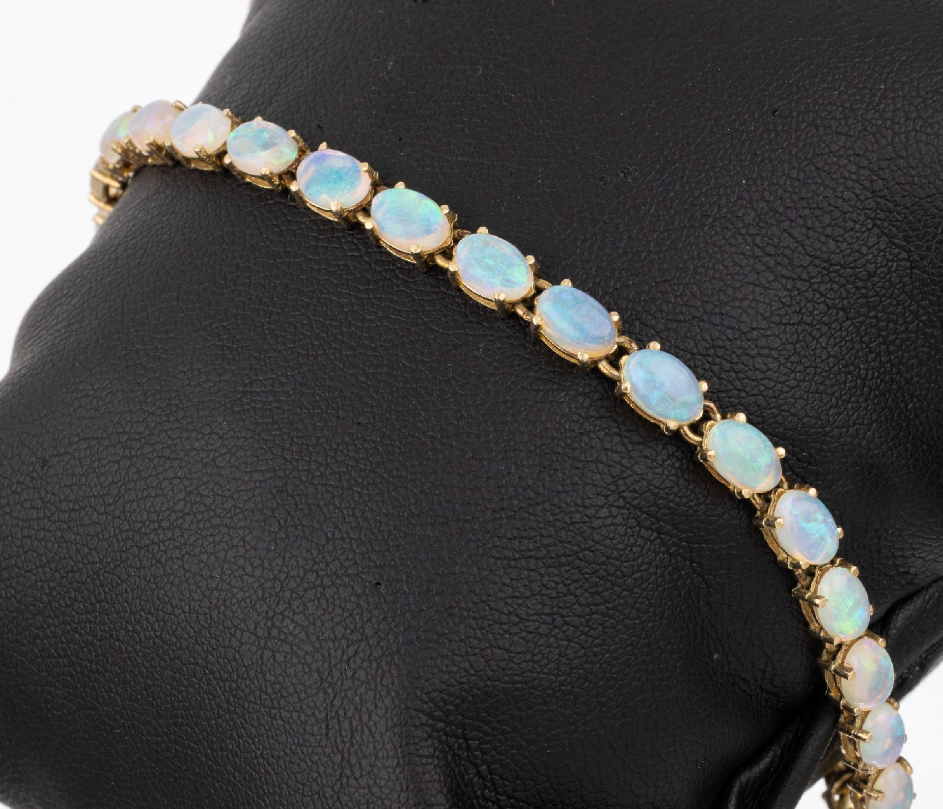 Null Bracelet opale en or 9 cts, GG 375/000, cabochons opalescents ovales d'env.&hellip;