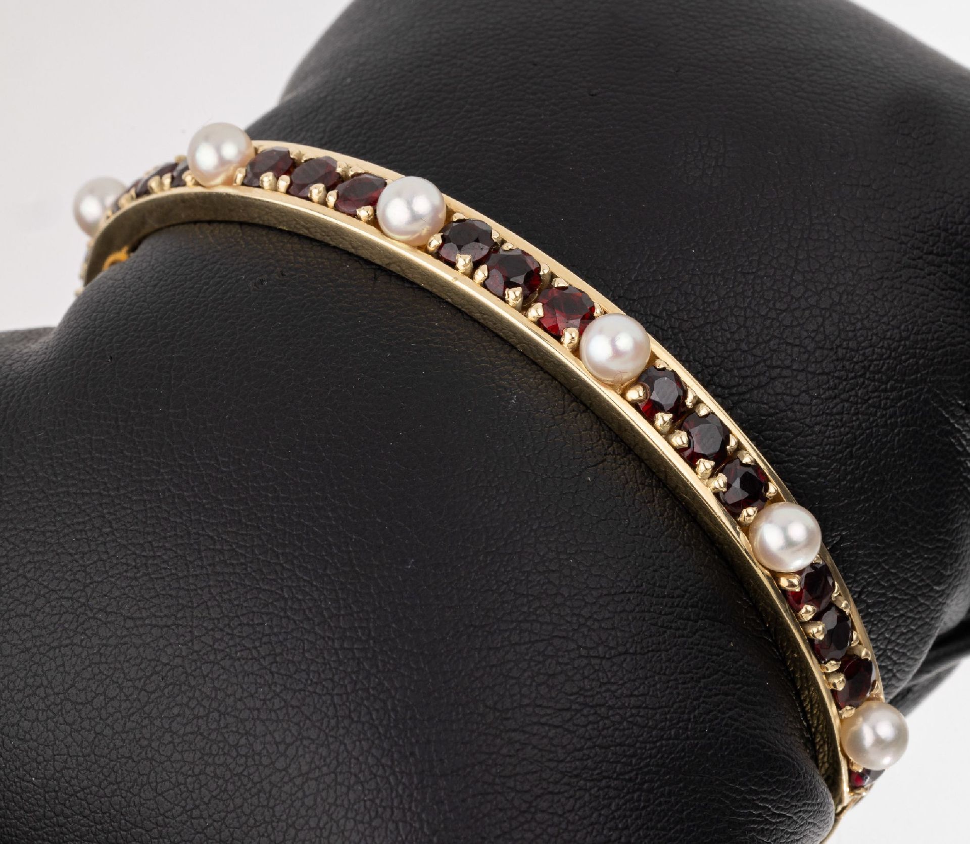 Null Bracelet en or 18 ct, GG 750/000, grenats et perles, partie supérieure avec&hellip;