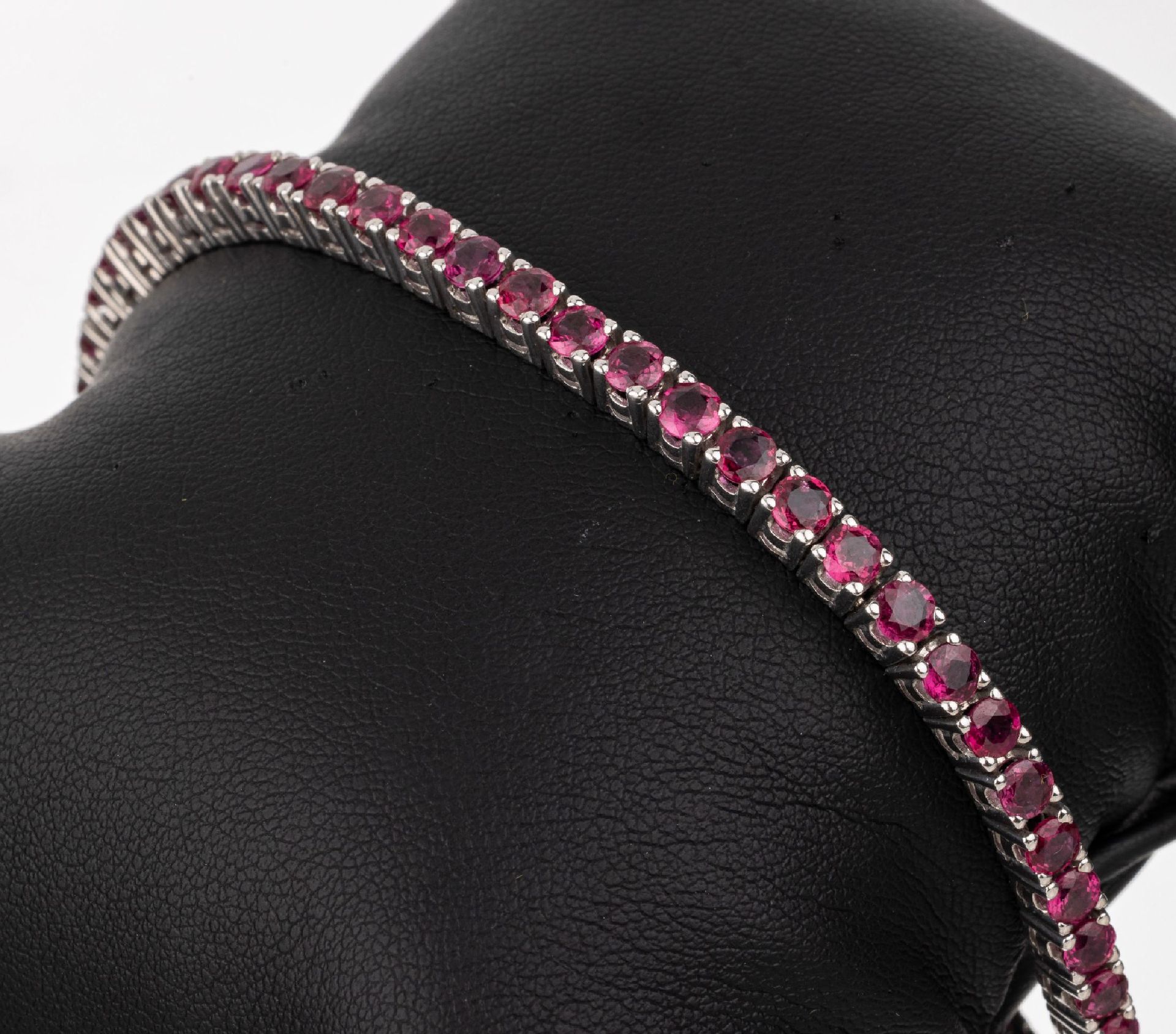 Null Bracelet en rubis en or 18 ct, WG 750/000, 44 facettes rondes, diamètre de &hellip;