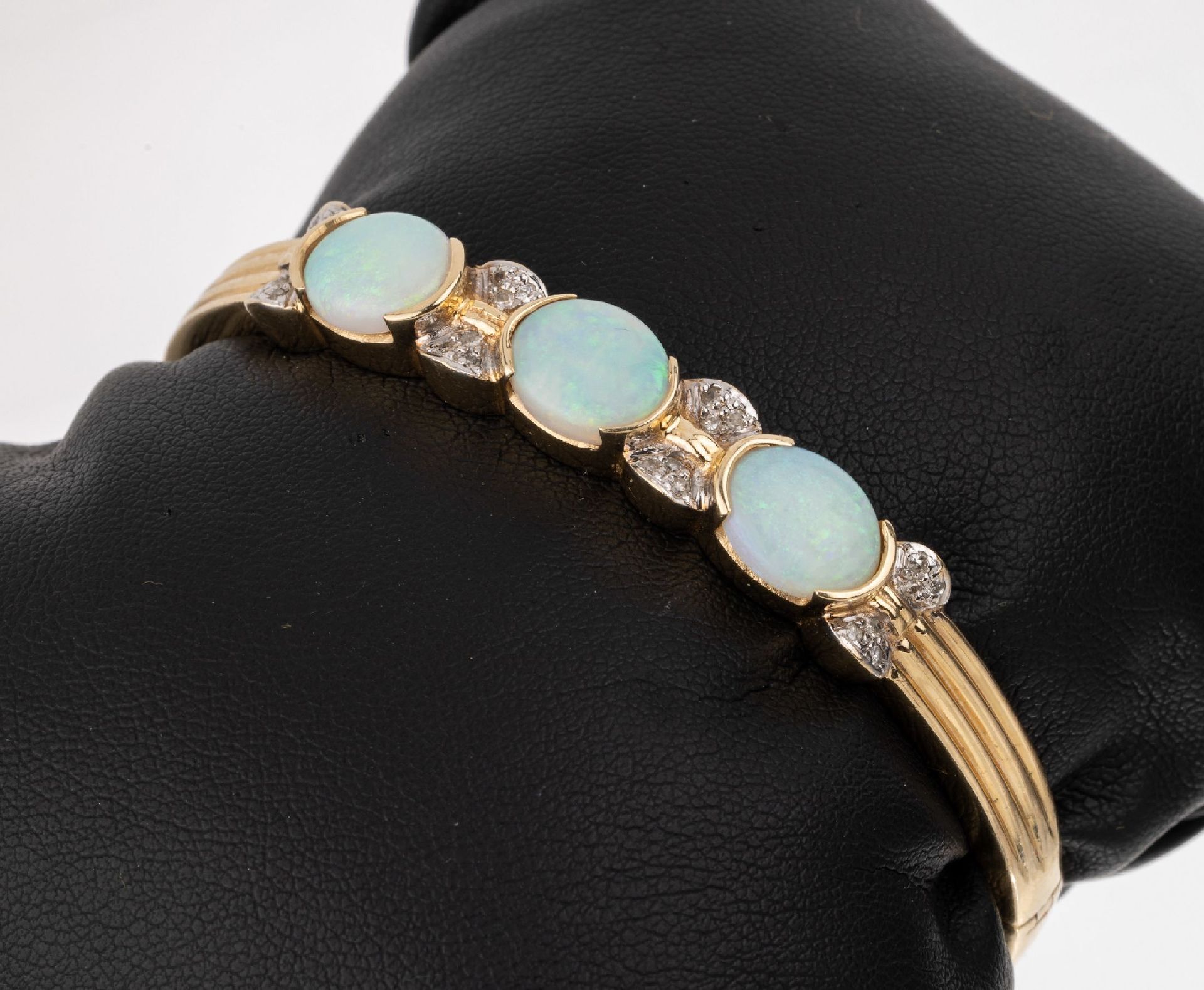 Null Bracelet opale-diamant en or 14 cts, GG 585/000, 3 cabochons ovales d'opale&hellip;