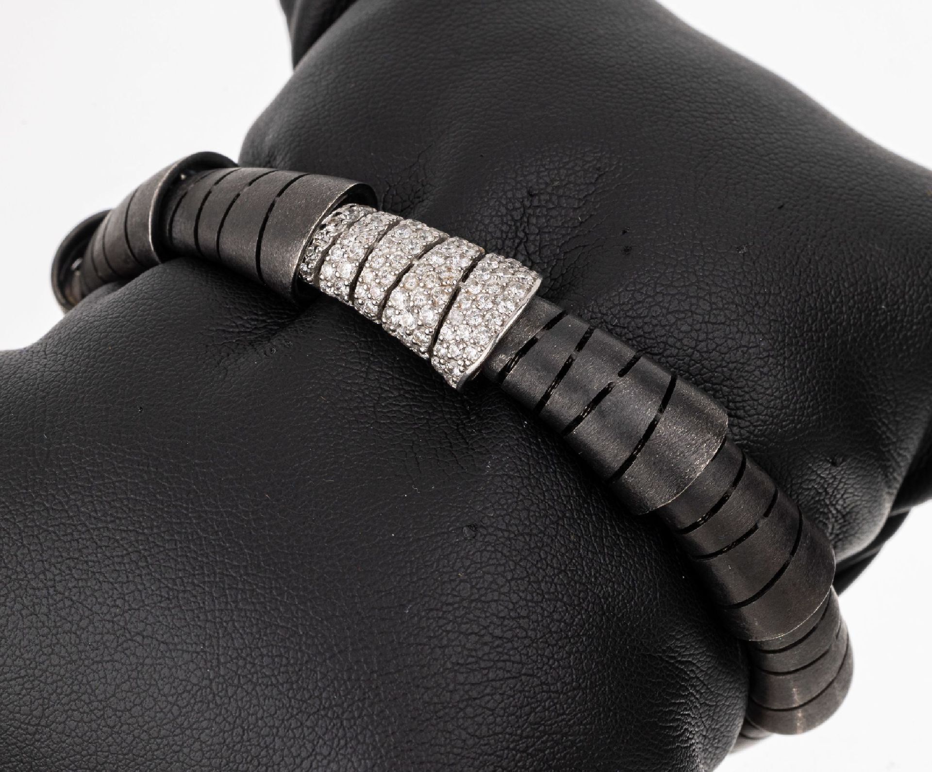 Null Bracelet design avec brillants, WG 750/000 et acier noirci, monté sur resso&hellip;