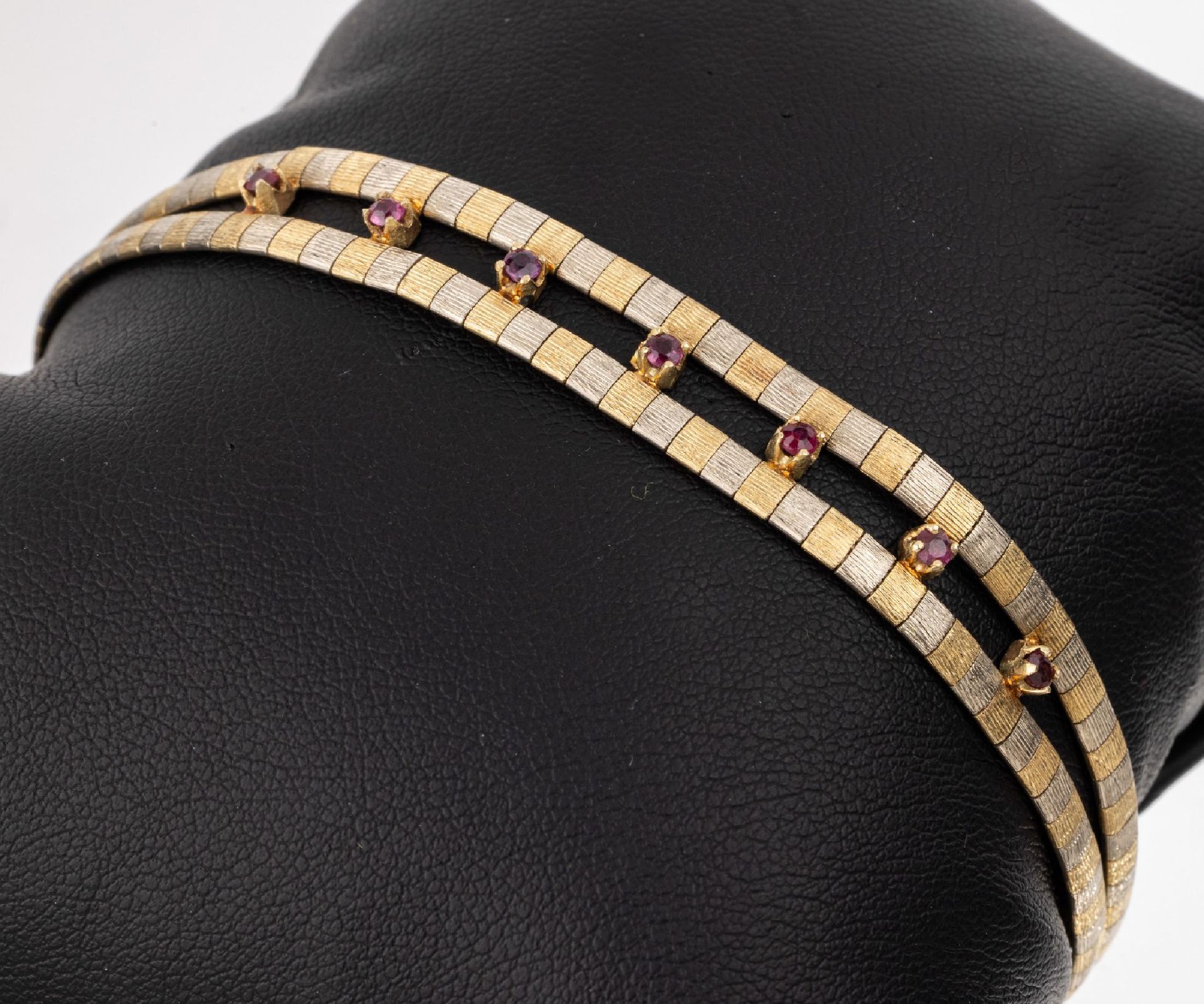 Null Bracelet en or 14 cts, GG/WG 585/000, 2 rangs, 7 petits rubis à facettes ro&hellip;
