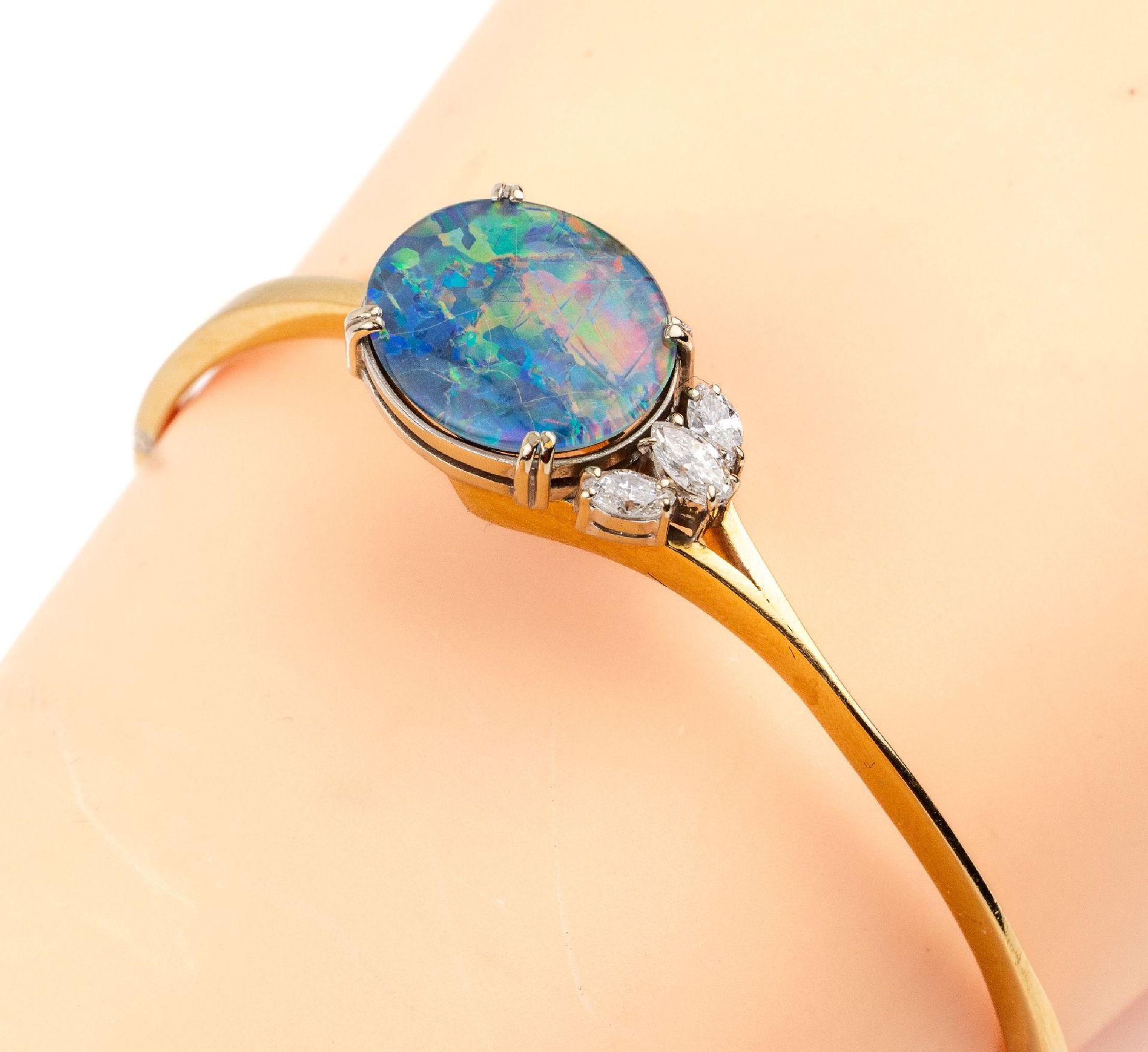 Null 18 kt gold opal-diamond-bangle , YG/WG 750/000 tested, oval opal-triplet, p&hellip;