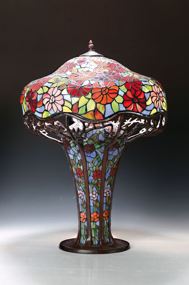 Null Lampe de table style Tiffany, pied lourd en bronze avec des morceaux de ver&hellip;