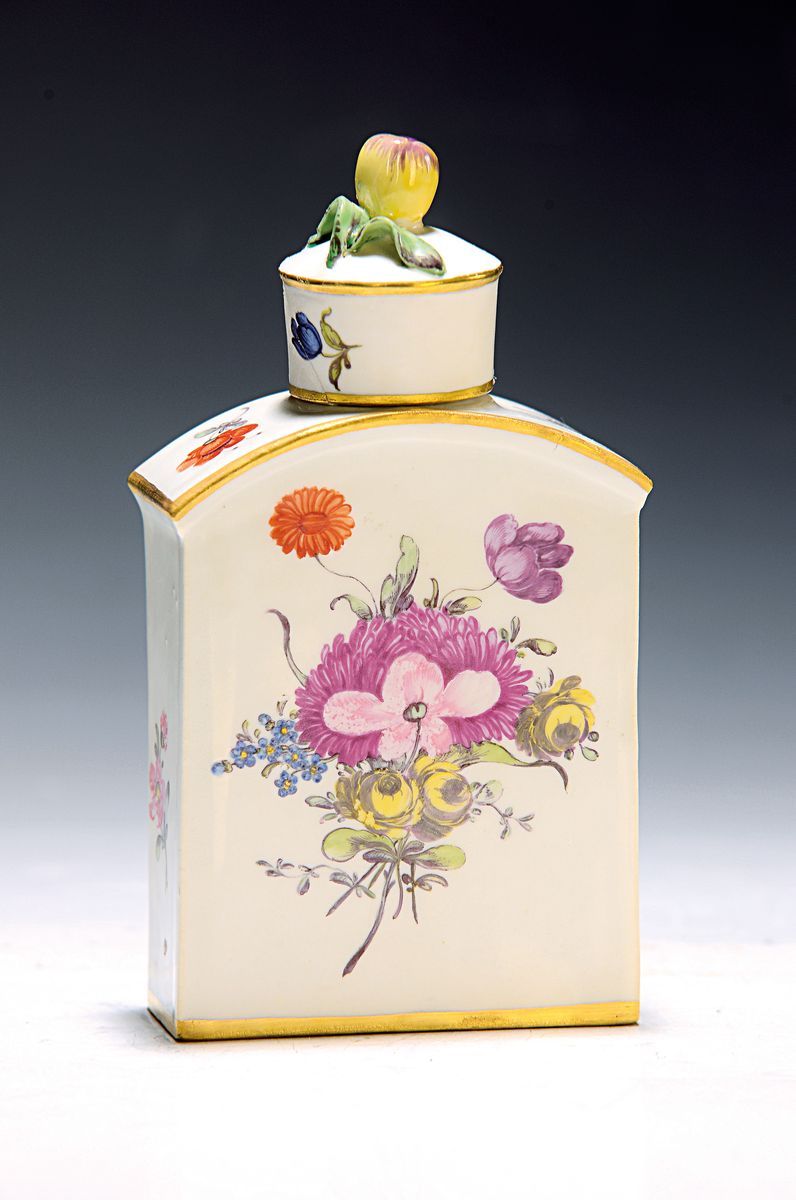 Null Boîte à thé, Zurich, vers 1765, porcelaine, peinture à bouquet de fleurs de&hellip;