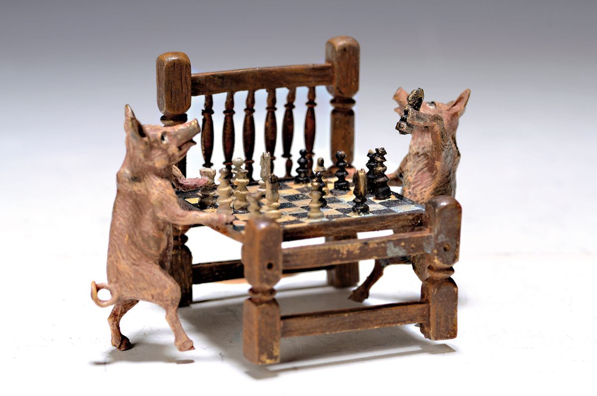 Null Bronze viennois, cochons au jeu d'échecs, staffé en couleurs, env. 6x9x6 cm