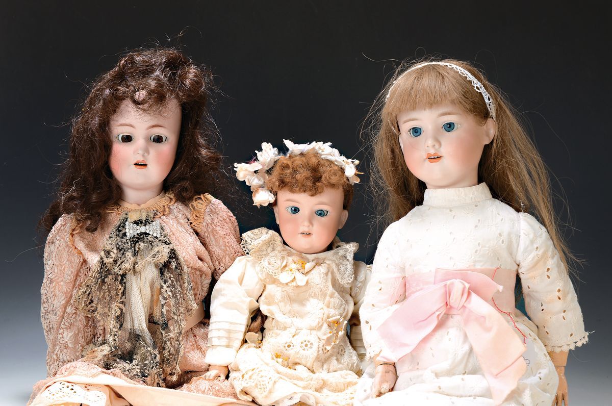 Null Three porcelain head dolls, around 1910-20, 1.Armand Marseille 390 A2M, H. &hellip;