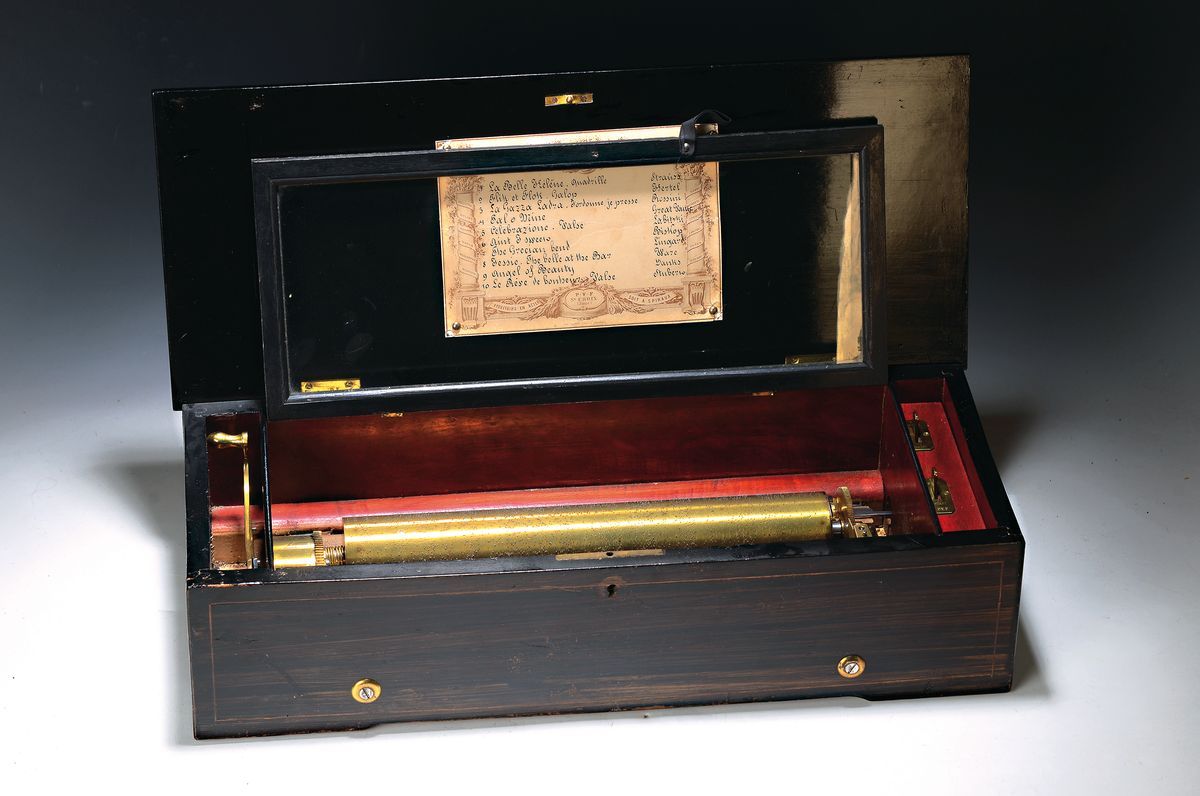 Null Boîte à musique à cylindre, Suisse, vers 1900, boîte en bois plaqué, couver&hellip;