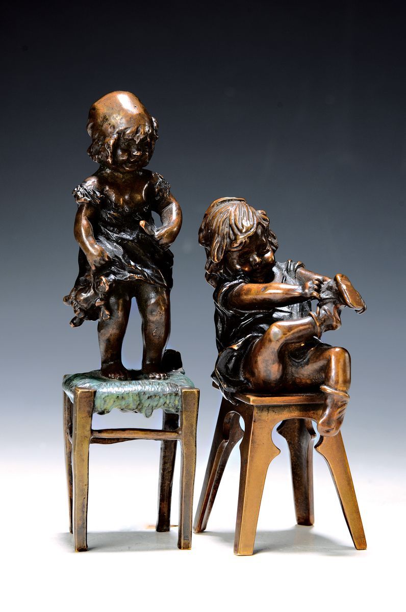 Null 2 sculptures en bronze de Juan Clara Ayats, 1875-1958, 1x fillette assise s&hellip;