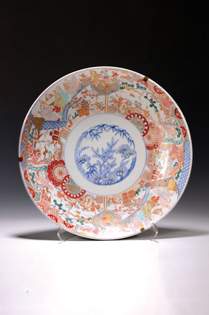 Null Grande assiette, Japon, vers 1900/20, porcelaine, sous-émail et peinture su&hellip;