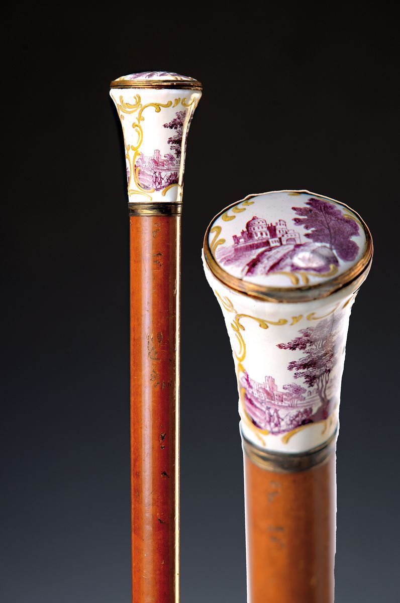 Null 带瓷质盖盒的系统手杖，可能为法国制造，约 1800 年，木质底座，钮为瓷质盖盒，盖子和侧面有三个图案刻痕，格栅画有浪漫的风景和建筑场景，浮雕金色杖纹，&hellip;