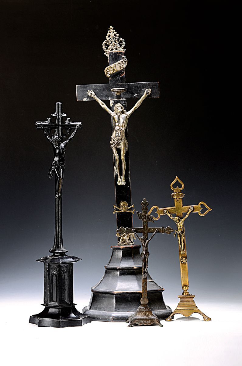 Null Lot de crucifix, principalement 19e s., crucifix avec socle néogothique en &hellip;