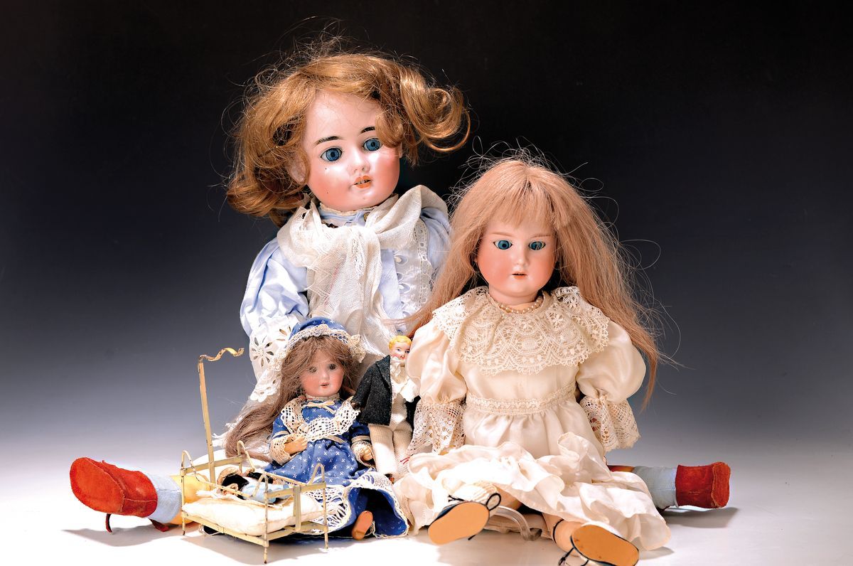 Null 5 dolls and a bed, around 1910-20, two large porcelain head dolls: a. A.C. &hellip;