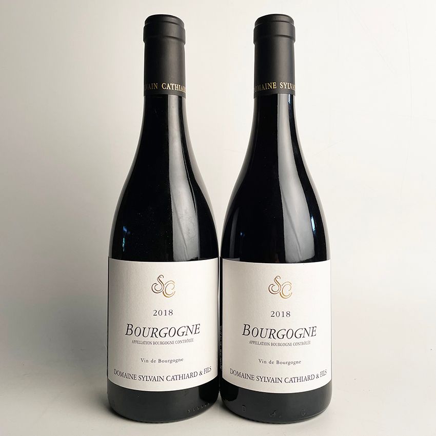 Null 2瓶2018年勃艮第红葡萄酒，Domaine Sylvain Cathiard & Fils - 2个轻微染色的标签+增值税 - 起拍价：200