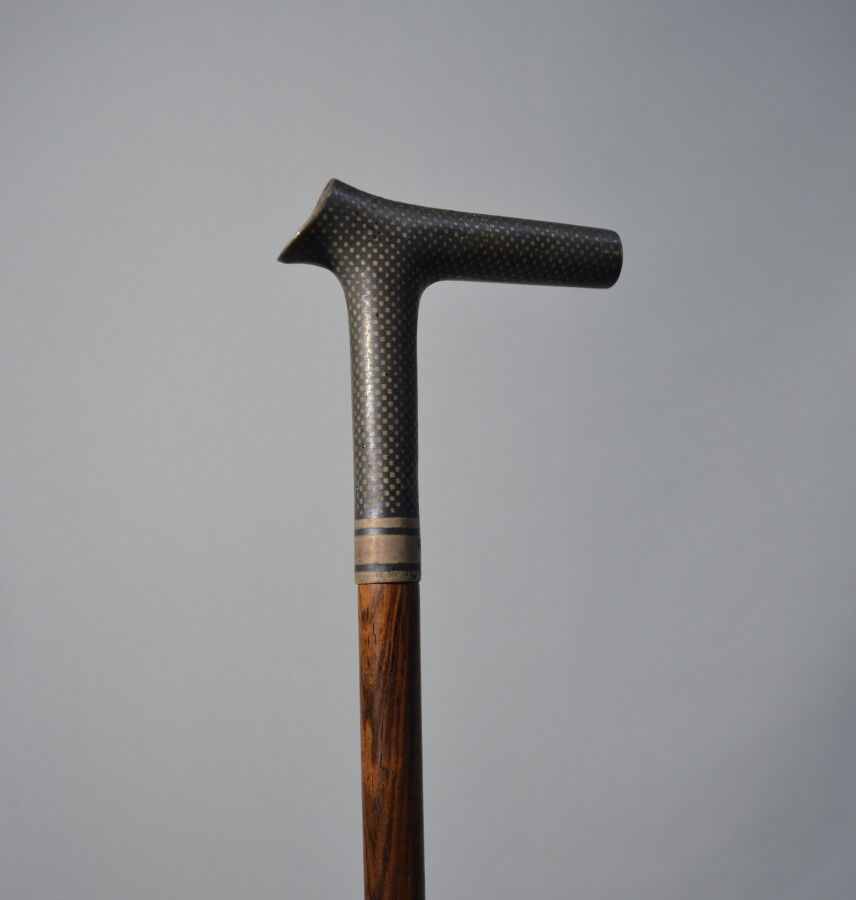 Null Wooden cane, the pommel in silver (800/1000th) damascened

L.: 92 cm