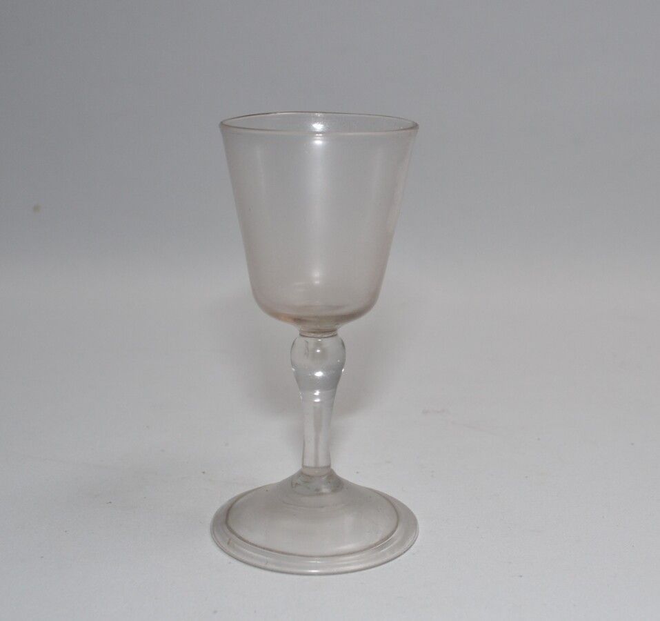 Null Gamba in vetro soffiato traslucido incolore

XVIII secolo

H.: 12,4 cm (par&hellip;