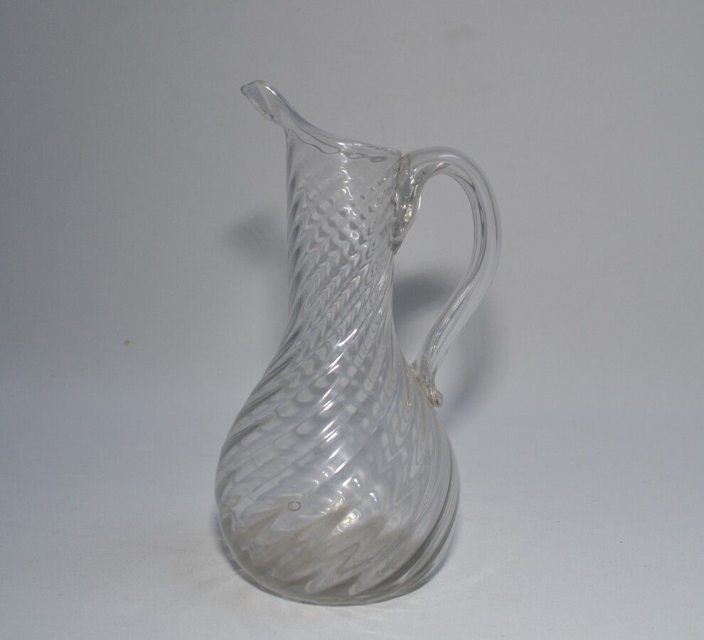 Null Vaso di vetro soffiato con torsi

XVIII secolo

H.: 21 cm (chip sul beccucc&hellip;